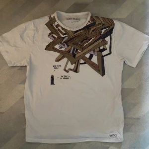 Moebius tröja - Tröja köpt i Danmark av konstnären Moebius. Fint skick.