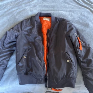 Grå bomberjacka i XS - Oanvänd jacka från Yu & Me, grå med orange detaljer. Sitter inte så tight!