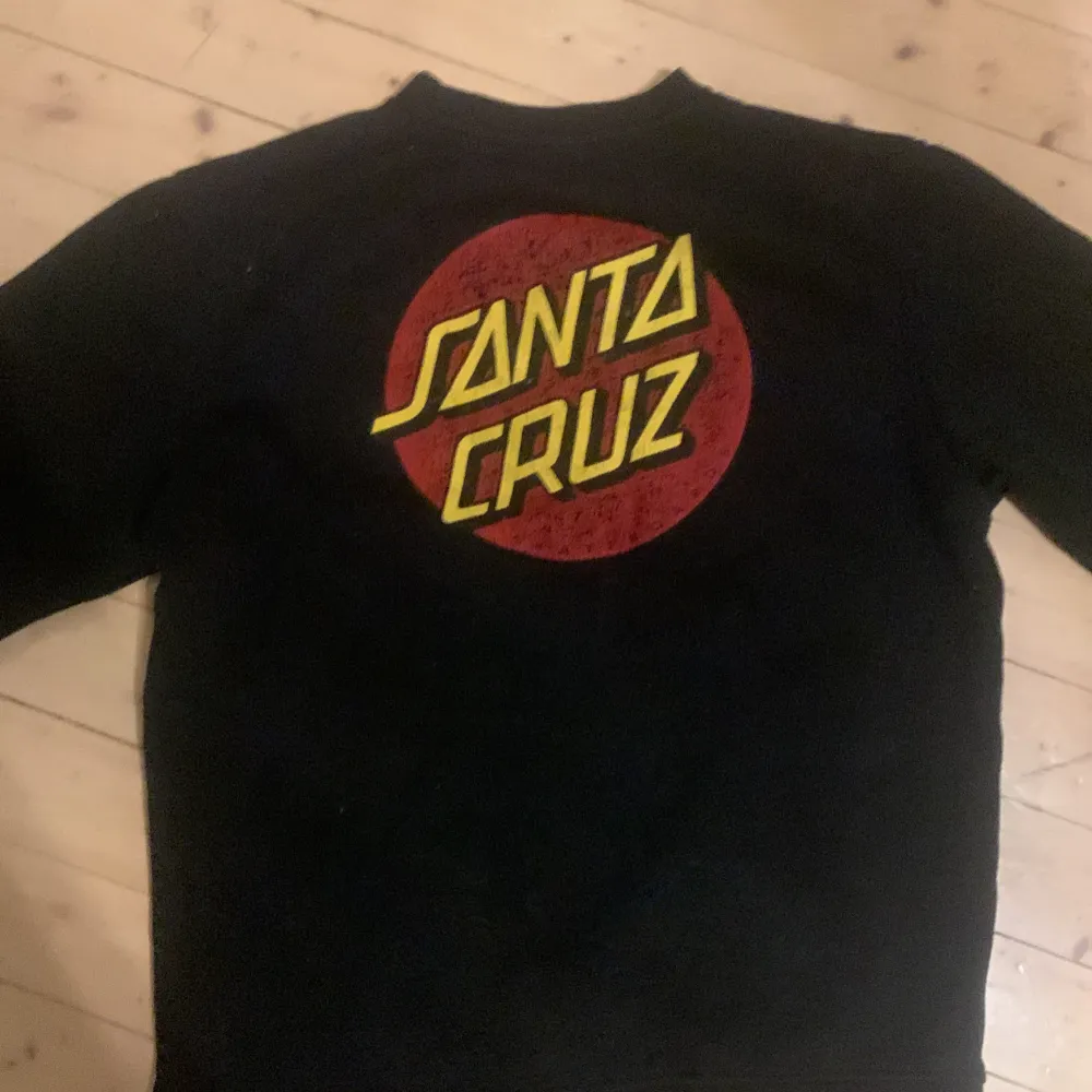Säljer denna santa Cruz tröja i helt okej skick. Den är lite sliten på loggan men annars är den i väldigt bra skick. . Hoodies.