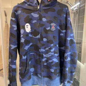 Bape x PSG hoodie - Säljer min bape hoodie då jag inte använder den längre. Skriv om du har några frågor