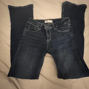 Lågmidjade jeans - Säljer dessa superfina bootcut lågmidjade jeansen från zara som inte säljs längre. Knappt använda💕