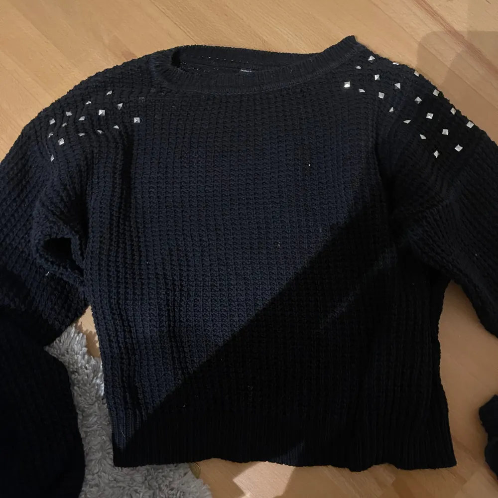 Jätte cool svart tjock tröja med taggar! Använd fåtal gånger. Älskar denna tröja som är perfekt till vintern, dock används den ej längre därför säljer jag den. Köpte för 200 säljer därför för 100kr. Tröjor & Koftor.