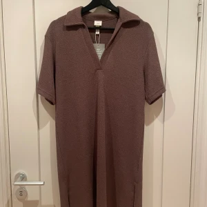 Klänning  - Brun klänning från hm. Storlek xs. Helt ny, prislapp kvar😃 nypris 199kr