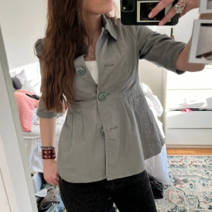 Grön kappa - Khakigrön kappa, passar xs-m. Trekvartslånga ärmar. Perfekt till våren!!💘💘💘⭐️