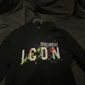 Dsquared2 - Stil möter färg med denna DSquared2 Hoodie. Med en modern design som kombinerar olika färgblock, är denna hoodie ett utmärkt val för dem som vill sticka ut i folkmassan samtidigt som de håller sig bekväma och trendiga.