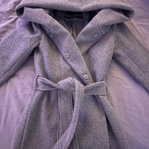 Grå kappa - Grå kappa använd några gånger då jag haft den i ungefär ett år men är fortfarande superfin💞