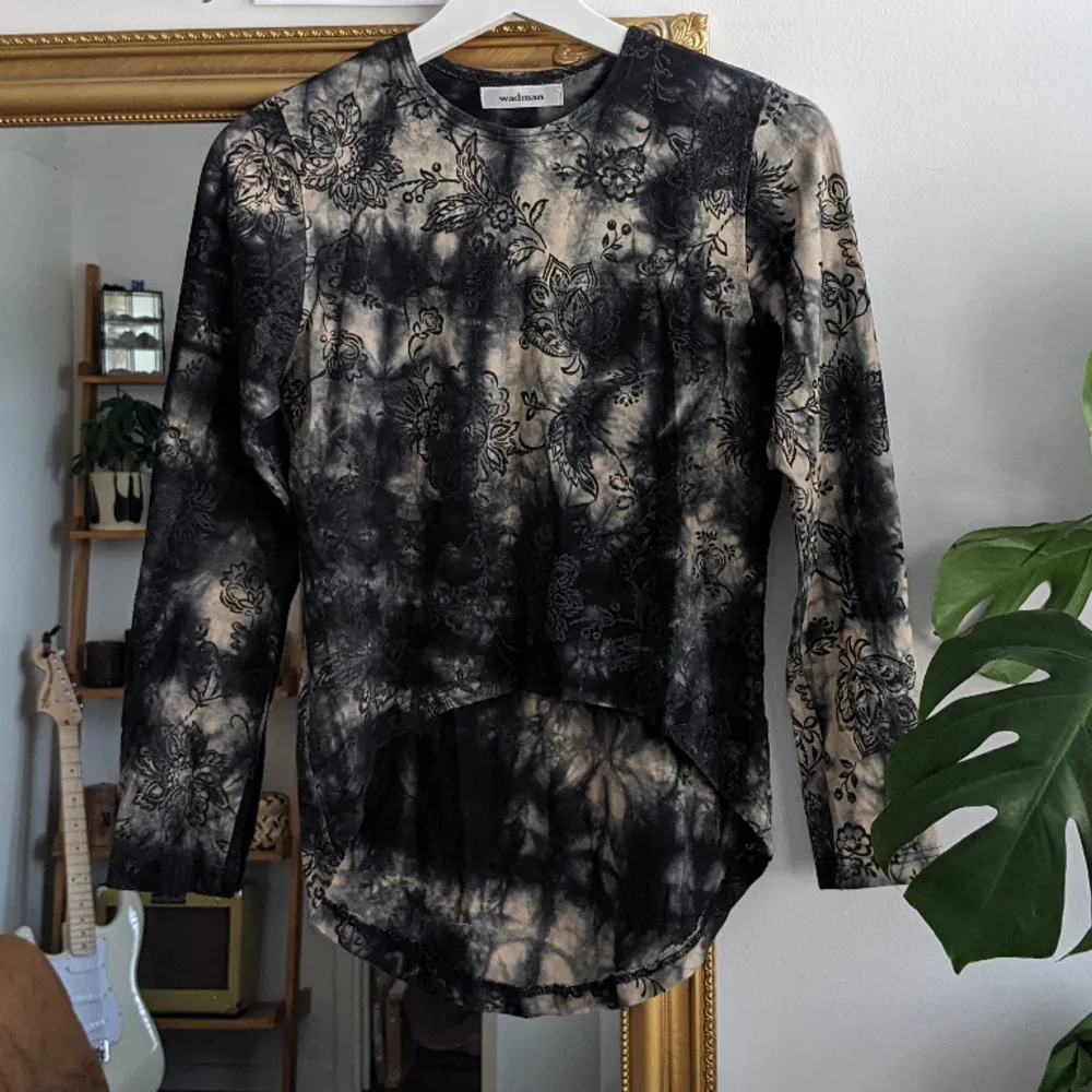 Unik vintage långärmad tröja i bomull med paisley/blommigt/tie-dye mönster<3. Toppar.