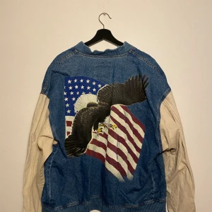 Vintage tunn jacka med snyggt motiv. - Väldigt bra skick 