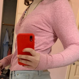 Rosa kofta - Rosa kofta. Väldigt mjuk. 46%viskos 44% nylon 10%ull 