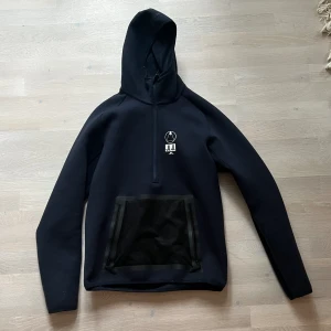 J. Lindeberg tröja - J. Lindeberg tröja som e lite mot sportmatrialet i storlek S