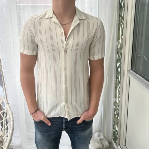 Sommar skjorta - Tjena säljer nu en riktigt snygg bomulls skjorta som är perfekt nu till vår och sommar! Har du några frågor så ställ dem