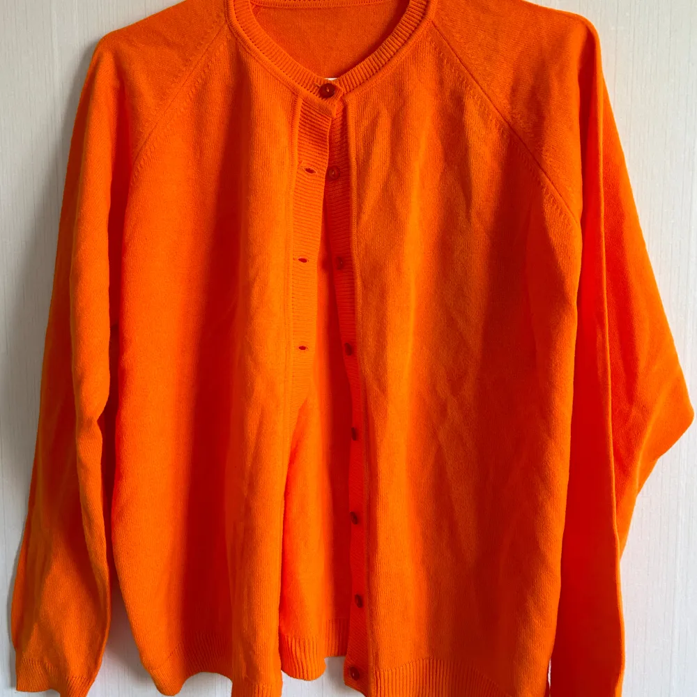 Perfekt skick på denna härliga orange cardigan som är köpt vintage.. Tröjor & Koftor.
