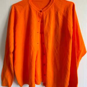 Perfekt skick på denna härliga orange cardigan som är köpt vintage.