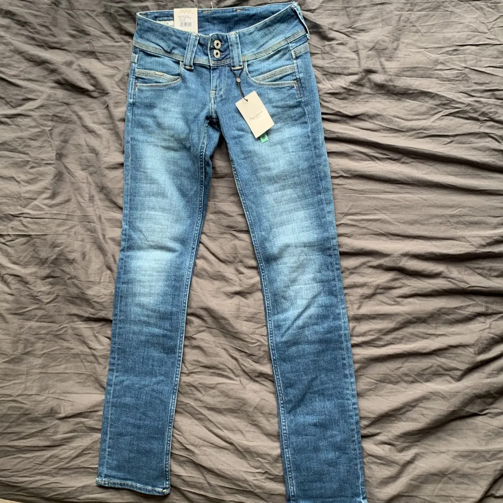 Jag säljer ett par helt nya jeans på grund av att de inte går och lämna tillbaks längre men dom är också för små jättesnygga låg midja💙. Jeans & Byxor.