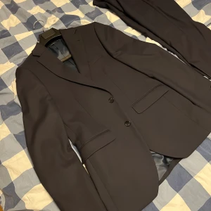 Oanvänd kostym  - Säljer en helt oanvänd kostym från Riley, nypris ca 3000kr. Storlek 46. Marinblå/ svart