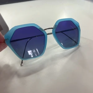 Solglasögon  - Super bra kondition säljer för att dem inte kommer till användning och är lite stora för mig köpte i Spanien för 300kr och säljs för 160kr💝