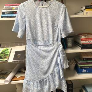 Blå klänning från veromoda, storlek S, aldrig använd. Ny pris är 350kr. Skicka gärna innan ni köper.