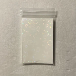 white heart holographic sleeves - 25 pack vita holographic photocard sleeves  kortet på bild ingår ej, är bara för att visa storleken! kommer med freebies jag ansvarar ej för postens slarv!  straykids kpop stray kids 