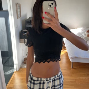 svart spets topp - säljer denna svarta topp som inte kommer till användning:( 💕💖🩷