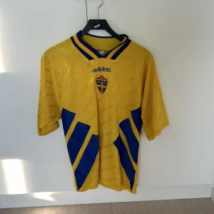 Sverige tröja  - Sverige tröja från VM 94  Den är äkta