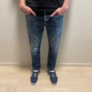 Ett par riktigt feta jeans från diesel. Jeansen är i storlek 32 och modellen är slim fit. Nypris ligger runt 1500kr. Modellen på bilden är 180cm och väger 70kg. Tveka inte att höra av dig vid frågor eller funderingar✌🏻