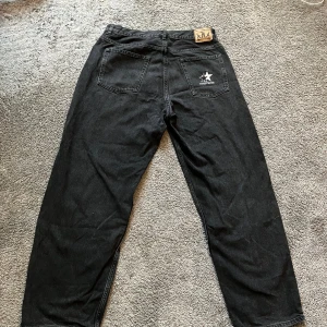 Fräscha svarta sweetsktbs jeans - Ett par sweetsktbs jeans för dig som gillar baggy kläder. Storleken är M. byxorna är fräscha och har inga hål eller tvättskador på nåt vis. Ny pris 700kr. Fråga om du behöver bättre bilder.