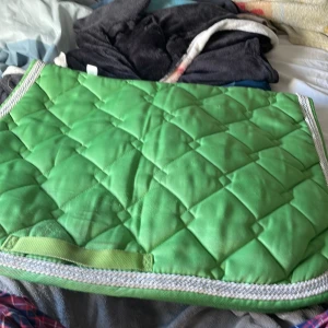 Schabrak  - Hej! Jag säljer mitt gröna schabrak i storlek full.  Nästan aldrig använt.  Har ett litet skav på kanten från sadeln.