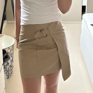 Beige kjol - Jättefin beige kjol 