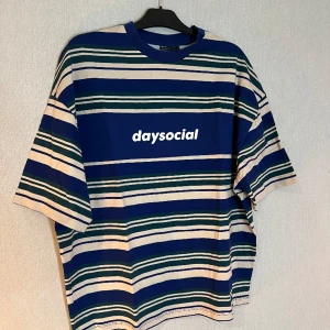 T-shirt - ASOS Daysocial - Blärandig t-shirt i oversize med panel med logga, då returtiden har passerat 