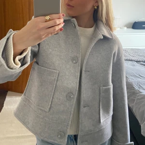 Kappa från lager 157 - Säljer min gråa kappa från lager157 i storlek S! Knappt använd då jag har så mycket jackor!! Men så fin! Första bilden är min, andra är från en annan säljare. Ofta slutsåld på hemsidan!!!