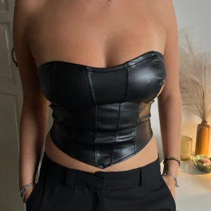 Korsett - Korsett i skinnimitation