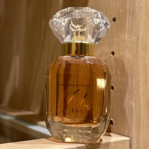 Rebecka stella parfym - Helt oanvänd parfym från Rebecka stella. Säljes för 300kr. Köpt för 695kr 