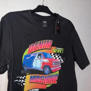 Levi’s T-shirt - Helt ny, Levi's - Svart t-shirt med biltryck framtill och baktill, exklusivt hos ASOS, då returtiden har passerat 