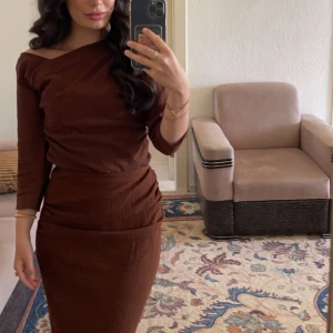 Zara set  - Ett två delat sätt från zara, topp och kjol i knä längd. Säljer då jag haft den tillräckligt. Så himla snygg sätt, missa inte! Säljer för topp och kjol tillsammans 350kr 