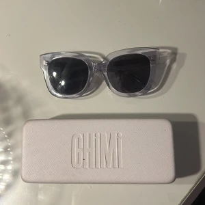 Chimi - Säljer mina super fina chimi 08or älskar dom men passar ej i färgen kan tänka mig att sälja dom eller att byta dom mot ett par i en annan färg (08or), dom är i näst intill nytt skick och fodralett kommer med!❤️