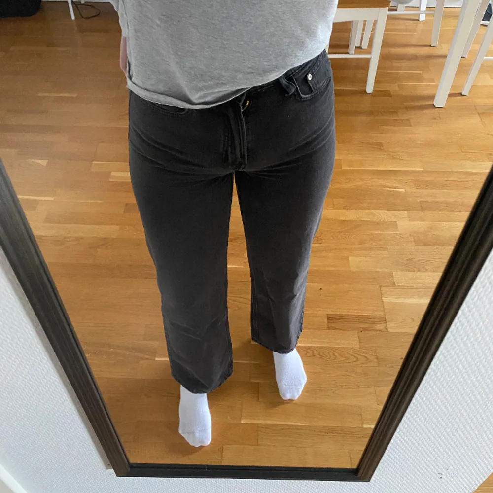 Nya raka svarta jeans från hm i stl 38! Endast testade men insåg att de var för små och hade redan klippt bort lappen, passar 36!  Modell: wide ultra high waist Nypris: 300kr. Jeans & Byxor.