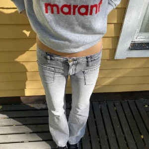 Jeans - Jättefina jeans! Säljer för att dem blivit försmå för mig. Kan frakta eller mötas upp på Östermalm💗