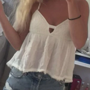 Hollisterlinne - Superfint hollisterlinne med lite spets och band som korsar ryggen! Skulle må bra av en strykning, annars fint skick!