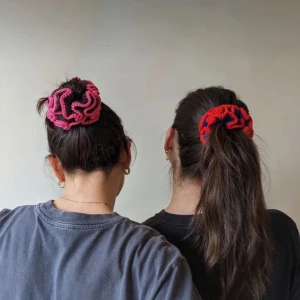 Svart virkad scrunchie - Svart&vit handgjord scrunchie. Lika stor som första bilden 💕💕