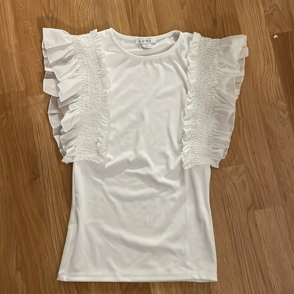 En jätte fin vit tröja som inte kommer till användning längre💗. Toppar.