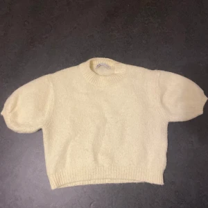 Zara stickad tröja  - Säljer min ljusgula stickade tröja från Zara!! Säljer för att jag tröttnat på den, lite nopprig