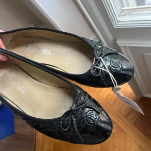 Chanel ballerina  - Säljer mina Chanel ballerina skor i strl 38. Köpta på Vestiaire collective. Fint skick enligt bilder, lite slitna på hälen och insidan men ingen som syns när man bär dem.