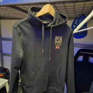 Morris hoodie - En fin morris tröja i storleken xs, denna tröja har ej blivit mycket använd  då jag växte u den fort. Skriv gärna! Nypris 1500