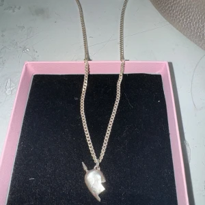  Maria halsband -  Ett fint men inte använt bort Maria Nilsdotter silver halsband tyvärr så har jag blivit guld tjej så kan inte inte använda silver den har lite defekter på sig därför sänker jag priset Om man inte titta på den noggrant så ser man inte de  De effekter