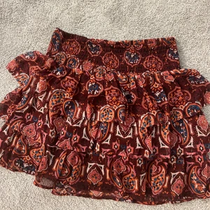 Volang kjol - Så fin volang kjol, den är i storlek 134/140 men passar mig som är ca 168 och har oftast storlek S ❤️