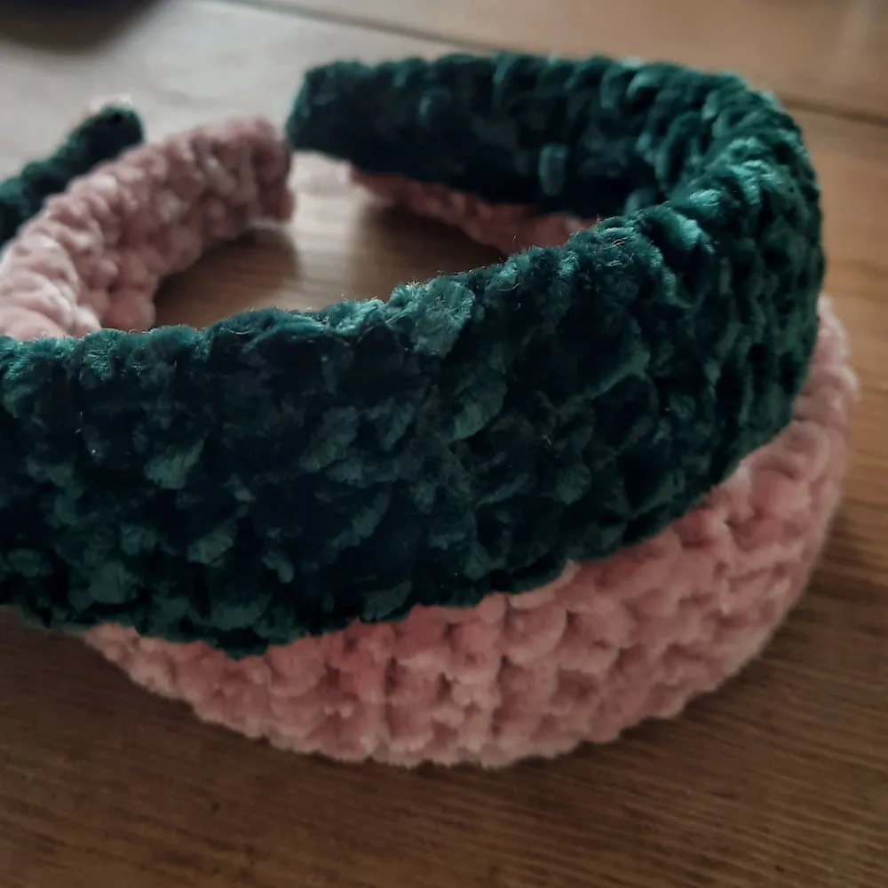 Crochet headband in different colors made of soft plush yarn 🧶  The base is a plastic headband 100kr for one pc.. Accessoarer.