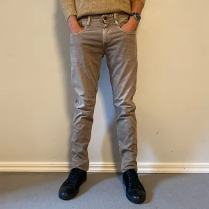Replay - Hej! Vi säljer nu dessa Replay jeans. Jeansen är i toppskick 10/10. Modellen är Anbass. Modellen är 185 och väger 70kg. Hör av dig vid frågor! 