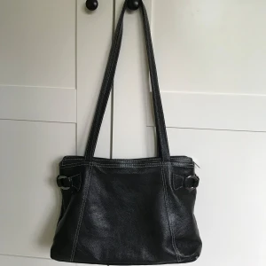 Axelrem väska - En väska köpt här på Plick i fint skick, bara att höra av er för fler bilder eller mått💗