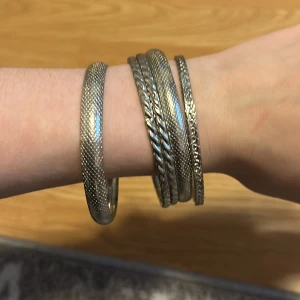 Silvriga armband - Flera silvriga armband. Fint skick. Går att köpa alla eller styck. En för 30 eller alla fem för 100💗