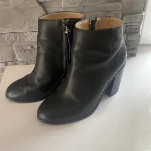 Boots H&M - Stövletter från H&M i nyskick. Sköna att gå i länge. Läder med premium kvalitet. 